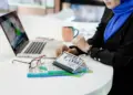 Perkuliahan Universitas Terbuka yang Fleksibel Tak Hanya Disukai Mahasiswa Pekerja, tapi Juga Perusahaan Pemberi Kerja Mojok.co