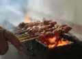 Pengakuan jujur saya sebagai orang Semarang menghadapi kuliner kambing Tegal yang garang Mojok.co