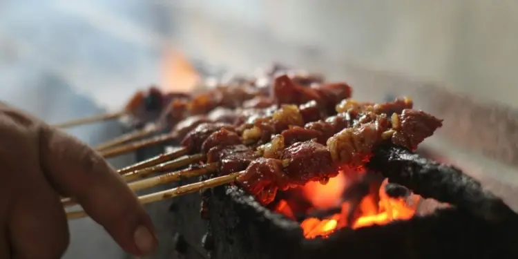 Pengakuan jujur saya sebagai orang Semarang menghadapi kuliner kambing Tegal yang garang Mojok.co