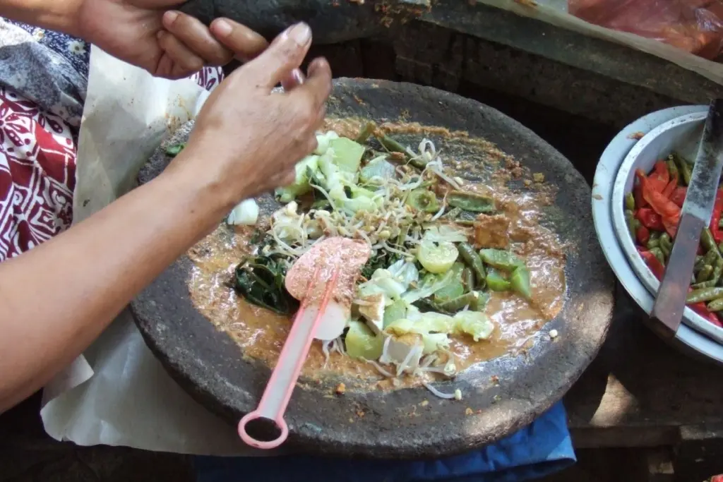 Orang Madura syok saat mengetahui rupa dan rasa gado-gado dari daerah lain Mojok.co