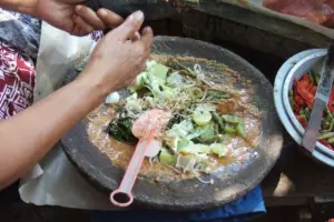Orang Madura syok saat mengetahui rupa dan rasa gado-gado dari daerah lain