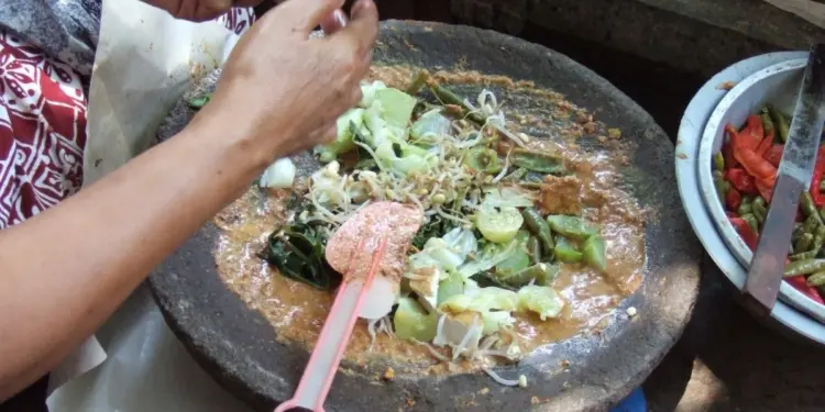 Orang Madura syok saat mengetahui rupa dan rasa gado-gado dari daerah lain Mojok.co
