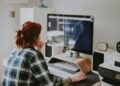 Orang-orang yang menjalani double job itu nggak serakah, mereka cuma mencoba bertahan ketika negara gagal menyejahterakan rakyatnya Mojok.co