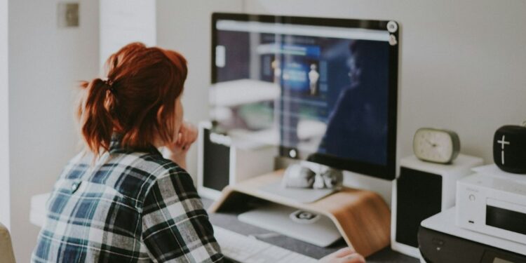 Orang-orang yang menjalani double job itu nggak serakah, mereka cuma mencoba bertahan ketika negara gagal menyejahterakan rakyatnya Mojok.co