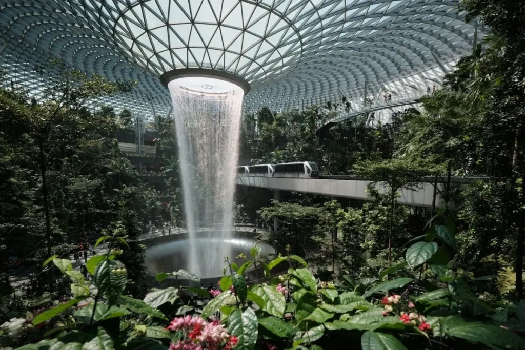 Pengalaman transit di Changi Airport Singapura jadi tak terlupa karena bisa ikut tur gratis hingga dikira TKI Mojok.co