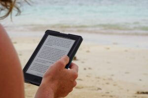 Alasan buku fisik tidak akan lenyap hanya karena buku digital merajalela Mojok.co