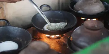 4 jajanan tradisional Bandung yang bikin orang Semarang gagal paham. Nama dan tampilan mirip, tapi rasanya jauh berbeda Mojok.co