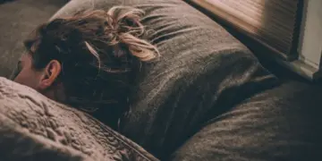 Liburan idaman orang dewasa itu sederhana, bisa rebahan tanpa diganggu notifikasi kerja Mojok.co