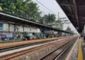 Stasiun Cawang adalah kunci warga untuk tetap waras sehari-hari naik KRL Depok Jakarta Mojok.co