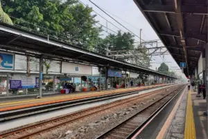 Stasiun Cawang adalah kunci untuk tetap waras bagi warga yang sehari-hari naik KRL Depok-Jakarta