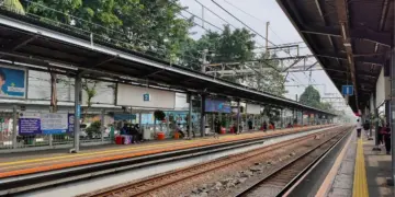 Stasiun Cawang adalah kunci warga untuk tetap waras sehari-hari naik KRL Depok Jakarta Mojok.co