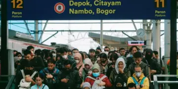 4 taktik menaklukan Stasiun Manggarai saat jam padat, tempat paling kacau se-Jakarta Mojok