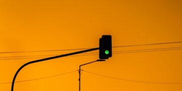 Simpang Tuwowo Surabaya pantas dijuluki lampu merah paling semrawut, kalahkan lampu merah Pegirian Mojok.co