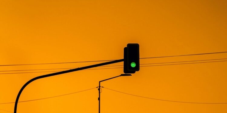 Simpang Tuwowo Surabaya pantas dijuluki lampu merah paling semrawut, kalahkan lampu merah Pegirian Mojok.co