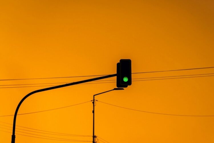 Simpang Tuwowo Surabaya pantas dijuluki lampu merah paling semrawut, kalahkan lampu merah Pegirian Mojok.co