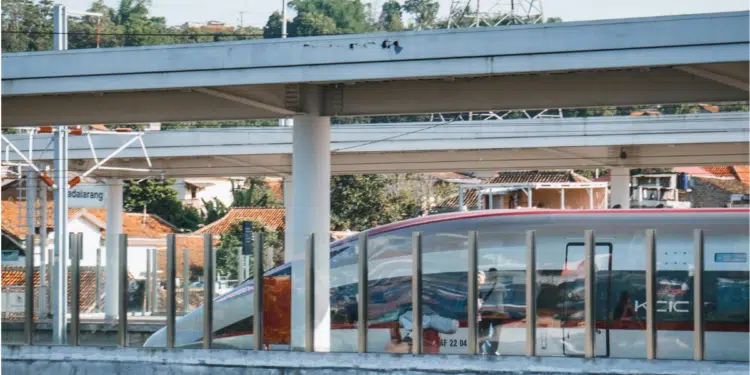 Stasiun KCIC Padalarang: mewah di dalam, semrawut di luar, bukti pembangunan nggak mikirin tata ruang