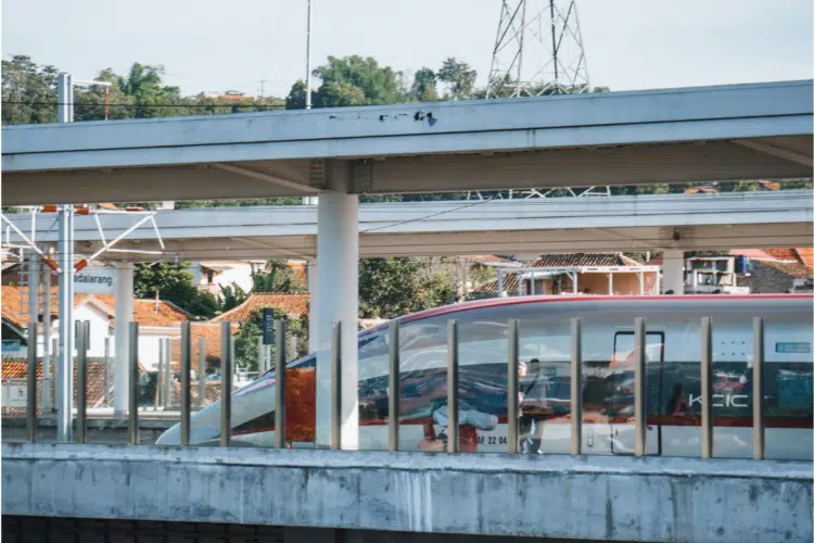 Stasiun KCIC Padalarang: mewah di dalam, semrawut di luar, bukti pembangunan nggak mikirin tata ruang