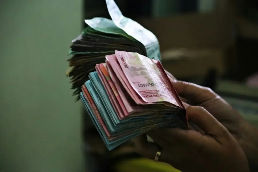 Pertemukan dengan duit Rp100 miliar, saya akan bangun usaha kue, laundry kiloan, dan toko buku Mojok.co
