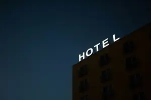 Trauma menginap di hotel murah Cikarang yang lebih cocok jadi tempat uji nyali daripada tempat bermalam