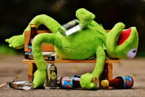 Nongkrong sama teman yang lagi mabuk dan banyak bacot benar-benar bikin emosi