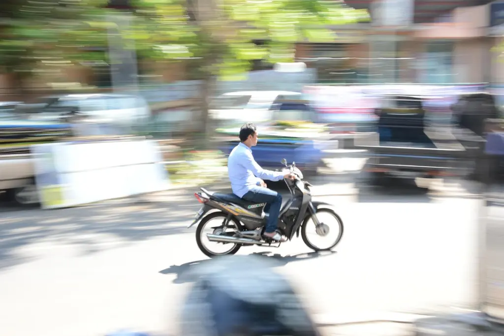 Kalian boleh kesal sama emak-emak, tapi oknum bapak-bapak merokok saat berkendara jauh lebih meresahkan