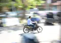 Kalian boleh kesal sama emak-emak, tapi oknum bapak-bapak merokok saat berkendara jauh lebih meresahkan