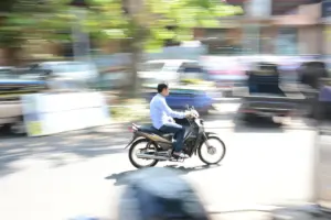Kalian boleh kesal sama emak-emak, tapi oknum bapak-bapak merokok saat berkendara jauh lebih meresahkan