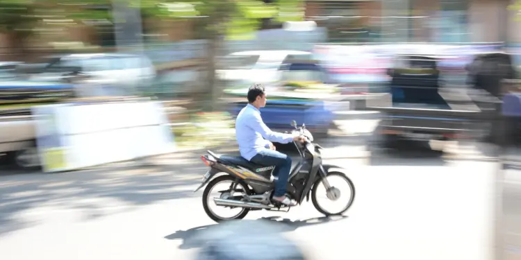Kalian boleh kesal sama emak-emak, tapi oknum bapak-bapak merokok saat berkendara jauh lebih meresahkan