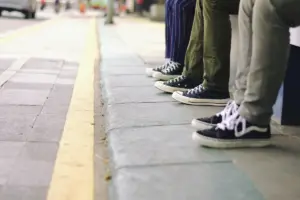 Trotoar Jalan Veteran Malang yang tak suantai sayang: trotoar tidak rata, penuh pkl, macetnya minta ampun!