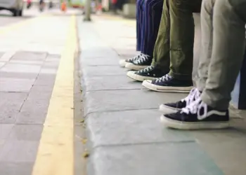 Trotoar Jalan Veteran Malang yang tak suantai sayang: trotoar tidak rata, penuh pkl, macetnya minta ampun!