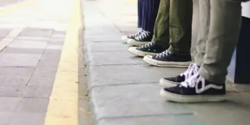 Trotoar Jalan Veteran Malang yang tak suantai sayang: trotoar tidak rata, penuh pkl, macetnya minta ampun!