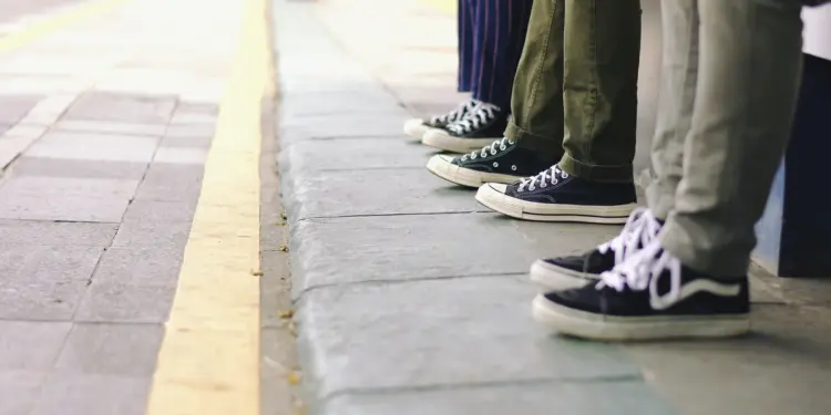 Trotoar Jalan Veteran Malang yang tak suantai sayang: trotoar tidak rata, penuh pkl, macetnya minta ampun!