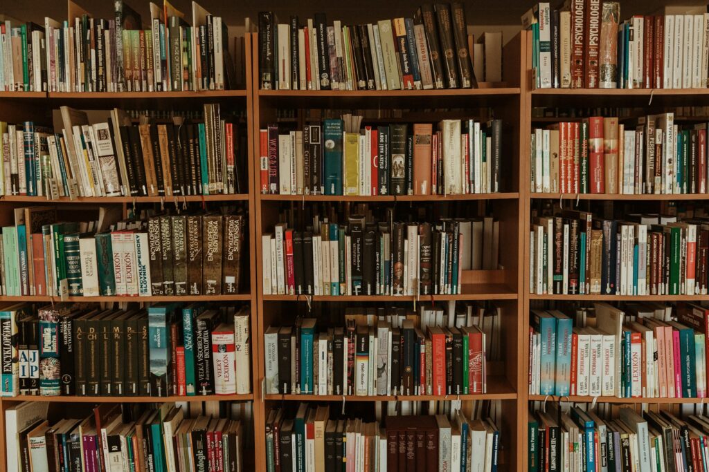Perpustakaan Kota Batu salah satu tempat terbaik di kota ini, sayang belum banyak orang yang tahu dan mengunjunginya Mojok.co