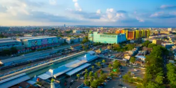 yang emosian jangan turun di Stasiun Pasar Turi Surabaya deh izin (Unsplash)