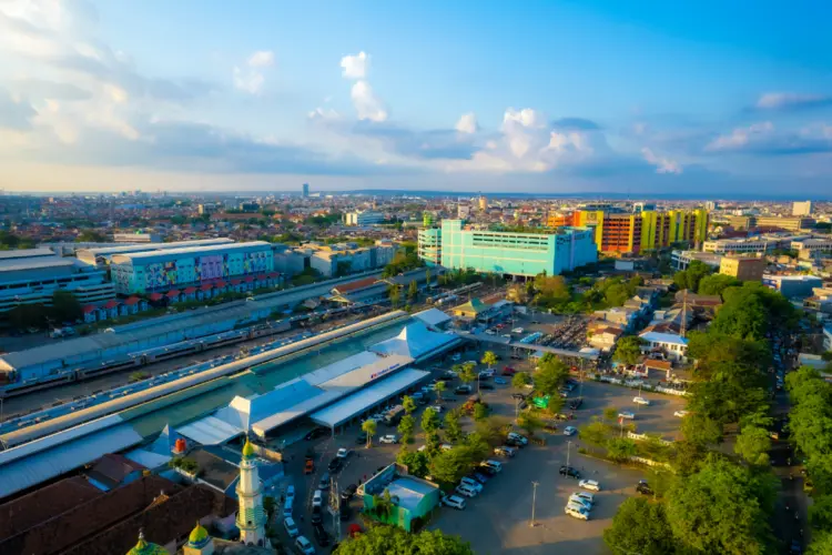 yang emosian jangan turun di Stasiun Pasar Turi Surabaya deh izin (Unsplash)