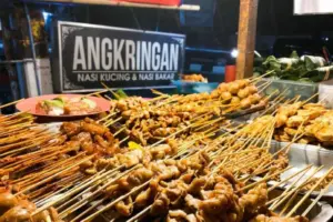30 menit ngopi di angkringan, puluhan info bawah tanah saya dapat (Shutterstock)