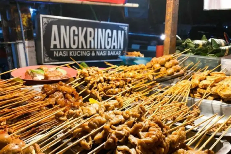 30 menit ngopi di angkringan, puluhan info bawah tanah saya dapat (Shutterstock)