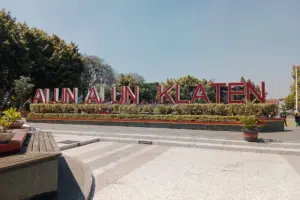Klaten sejatinya bukan kota, tapi obat mujarab buat wargi Jogja yang stres karena padatnya jalanan