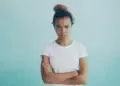 Tinggal di desa itu sulit, salah pakai baju langsung dicap nakal (Unsplash)