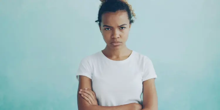 Tinggal di desa itu sulit, salah pakai baju langsung dicap nakal (Unsplash)