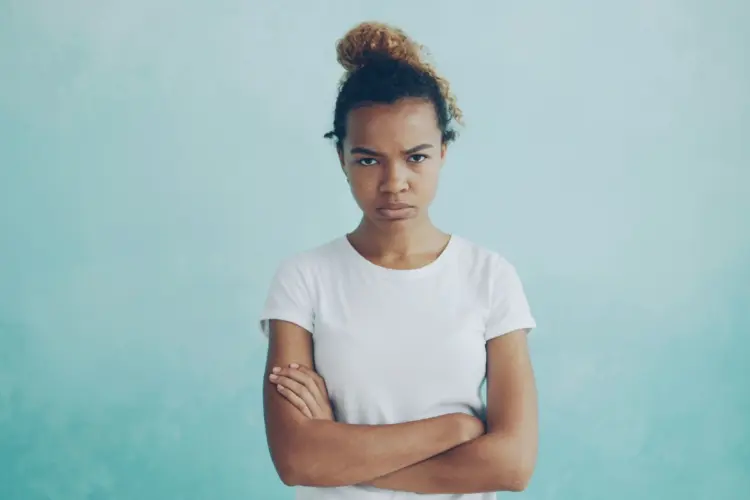 Tinggal di desa itu sulit, salah pakai baju langsung dicap nakal (Unsplash)