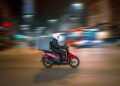 4 hal yang tidak saya sangka bisa dilakukan driver ojek online selain mengantar penumpang dan makanan Mojok.co