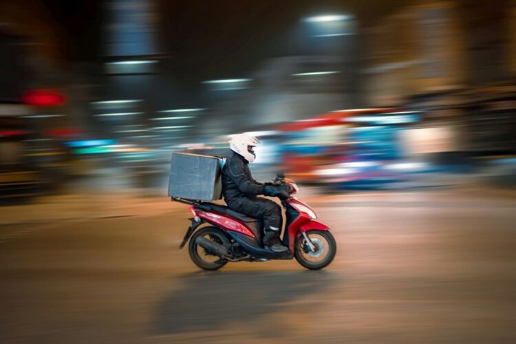 4 hal yang tidak saya sangka bisa dilakukan driver ojek online selain mengantar penumpang dan makanan Mojok.co