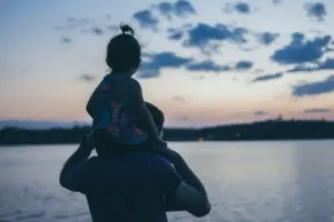 Anak pertama perempuan, peran yang paling melelahkan di dunia setelah jadi ibu Mojok.co