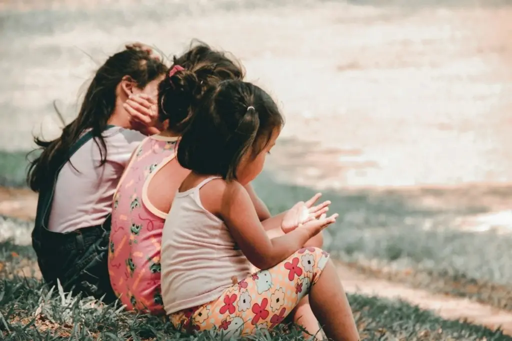 Anak terakhir perempuan sering dikira manja, padahal diam-diam menyimpan keresahan yang tak kalah besar tentang keluarga Mojok.co
