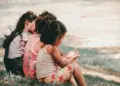 Anak terakhir perempuan sering dikira manja, padahal diam-diam menyimpan keresahan yang tak kalah besar tentang keluarga Mojok.co