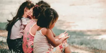 Anak terakhir perempuan sering dikira manja, padahal diam-diam menyimpan keresahan yang tak kalah besar tentang keluarga Mojok.co