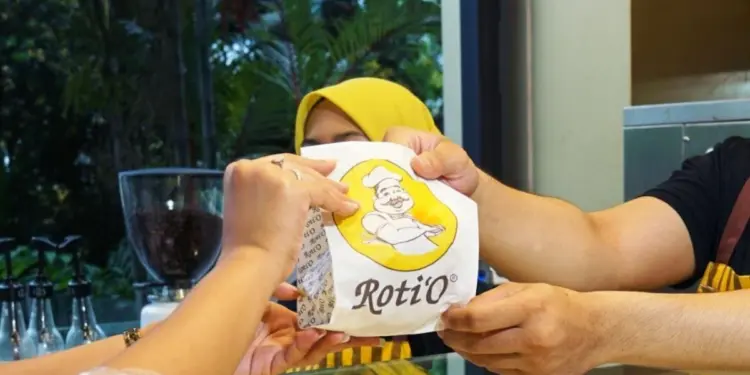 Sadar nggak, hampir tiap stasiun punya outlet Roti O, ternyata ini alasannya Mojok.co