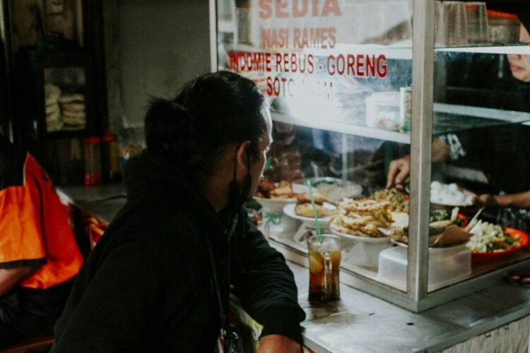 Warung Tacibay adalah jawaban ketika mahasiswa Malang memasuki tanggal tua Mojok.co