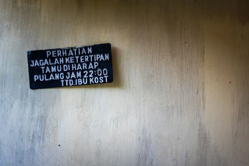 Pemilik kos nggak problematik, fasilitas yang seharusnya tercantum dalam brosur Mojok.co